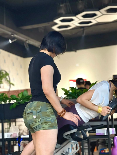 从背后抓住两只小兔子吃应用主界面